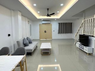 Reihenhaus zur Miete mit 2 Zimmer in Phra Khanong, Bangkok