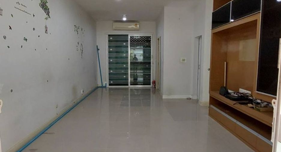 For sale 3 bedrooms townhouse in Chom Thong, Bangkok