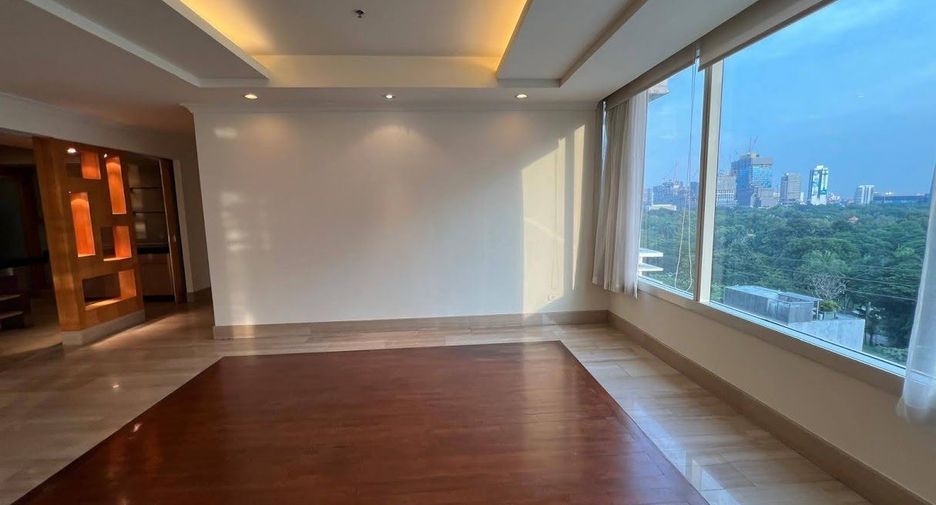 For rent 3 bedrooms condo in Pathum Wan, Bangkok
