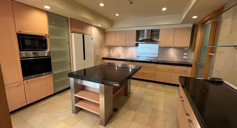 For rent 3 bedrooms condo in Pathum Wan, Bangkok