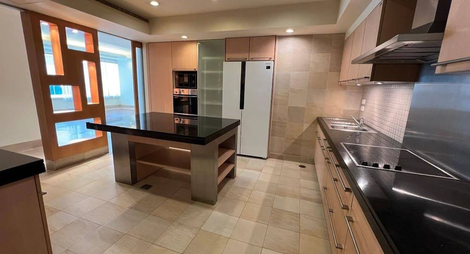 For rent 3 bedrooms condo in Pathum Wan, Bangkok
