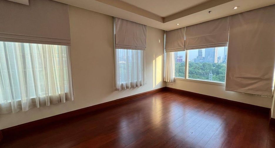 For rent 3 bedrooms condo in Pathum Wan, Bangkok