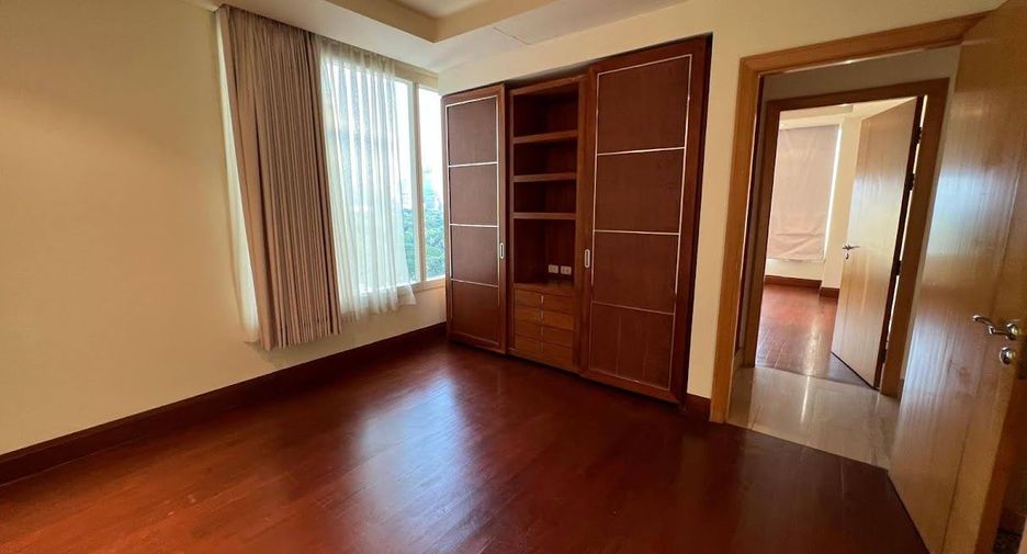 For rent 3 bedrooms condo in Pathum Wan, Bangkok