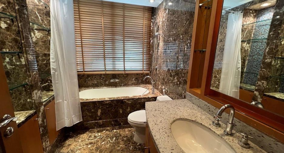 For rent 3 bedrooms condo in Pathum Wan, Bangkok