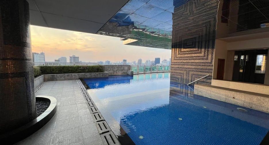 For rent 3 bedrooms condo in Pathum Wan, Bangkok