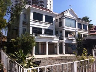 Casa adosada en alquiler y en venta de 6 habitaciones en Mueang Chiang Mai, Chiang Mai