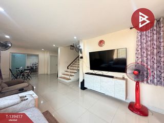 À vendre 3 chambres maison de ville à Si Racha, Chonburi