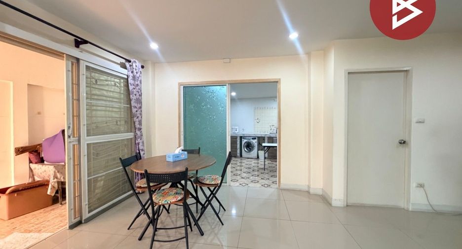 Casa adosada en venta de 3 habitaciones en Si Racha, Chonburi