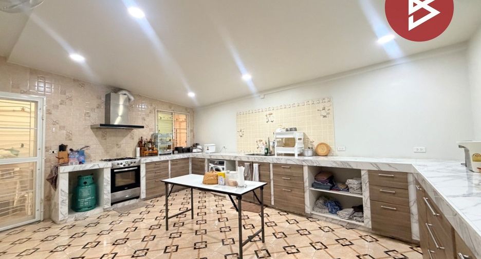 Casa adosada en venta de 3 habitaciones en Si Racha, Chonburi
