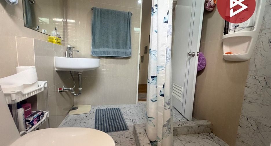 Casa adosada en venta de 3 habitaciones en Si Racha, Chonburi