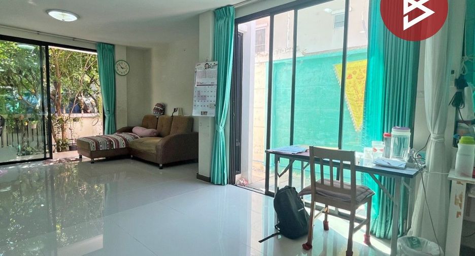 For sale 3 bedrooms townhouse in Mueang Samut Sakhon, Samut Sakhon