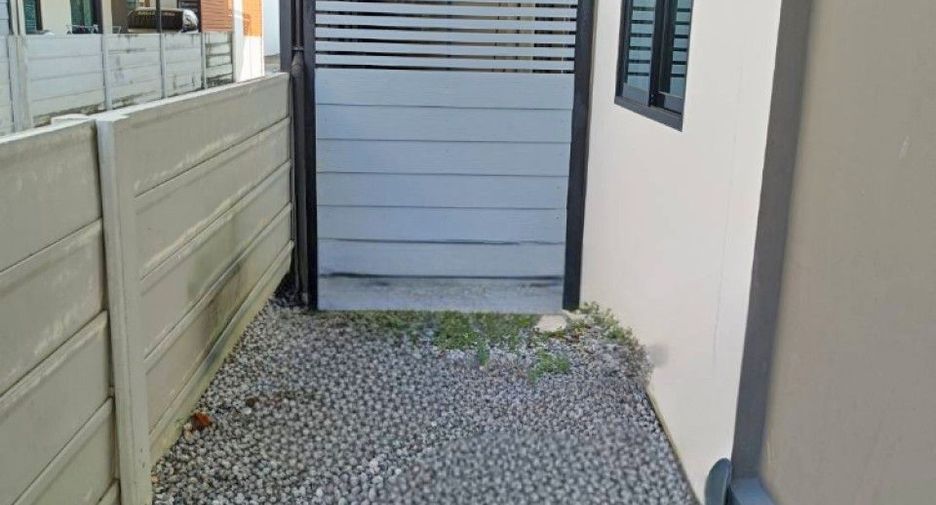 Casa adosada en venta de 2 habitaciones en Phan Thong, Chonburi