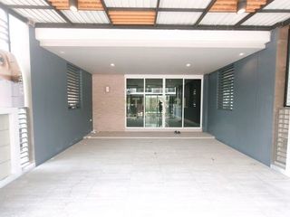出租 3 卧室 联排别墅 在 Chatuchak, 曼谷