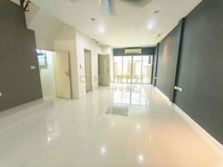出租 3 卧室 联排别墅 在 Chatuchak, 曼谷