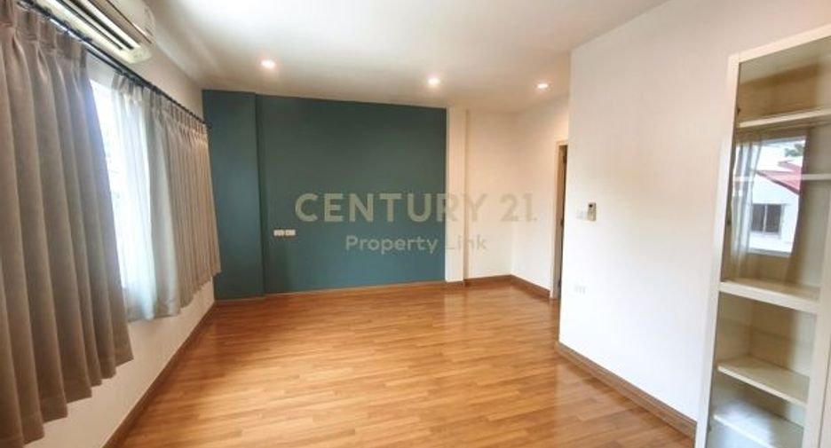 For rent 3 bedrooms townhouse in Chatuchak, Bangkok