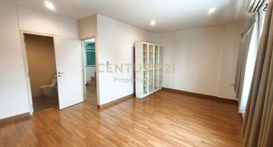 For rent 3 bedrooms townhouse in Chatuchak, Bangkok