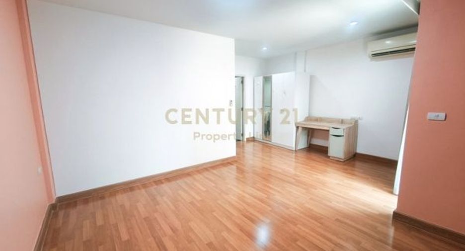 For rent 3 bedrooms townhouse in Chatuchak, Bangkok