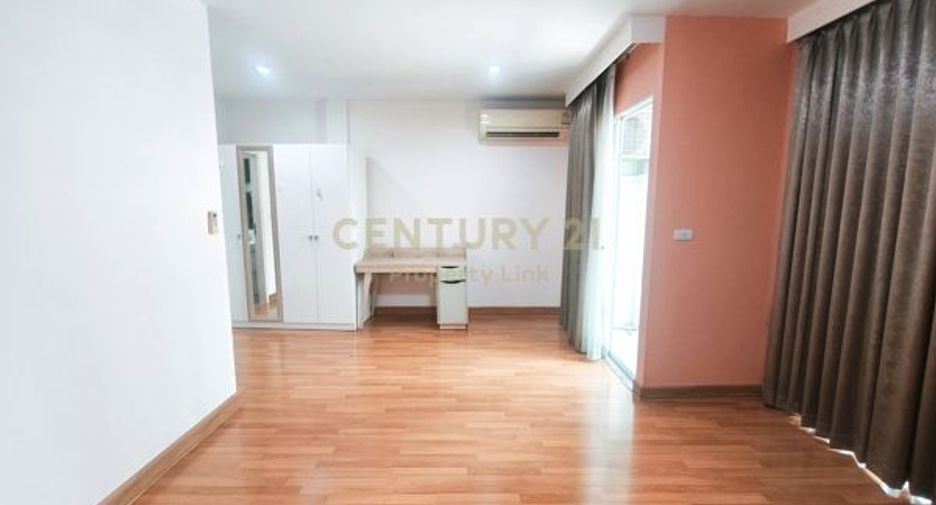 For rent 3 bedrooms townhouse in Chatuchak, Bangkok
