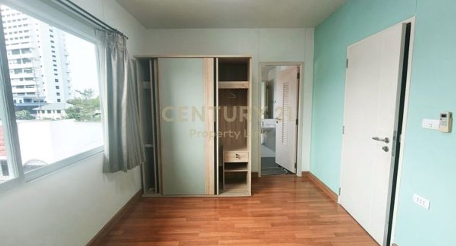 For rent 3 bedrooms townhouse in Chatuchak, Bangkok