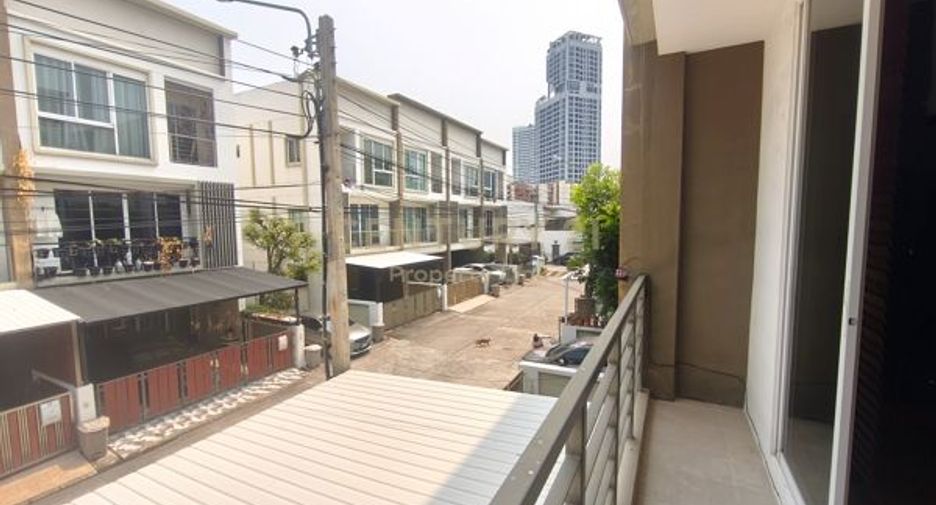 For rent 3 bedrooms townhouse in Chatuchak, Bangkok