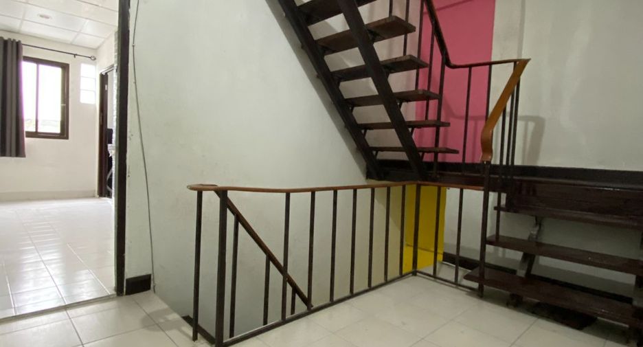 For sale 4 bedrooms townhouse in Bang Kapi, Bangkok