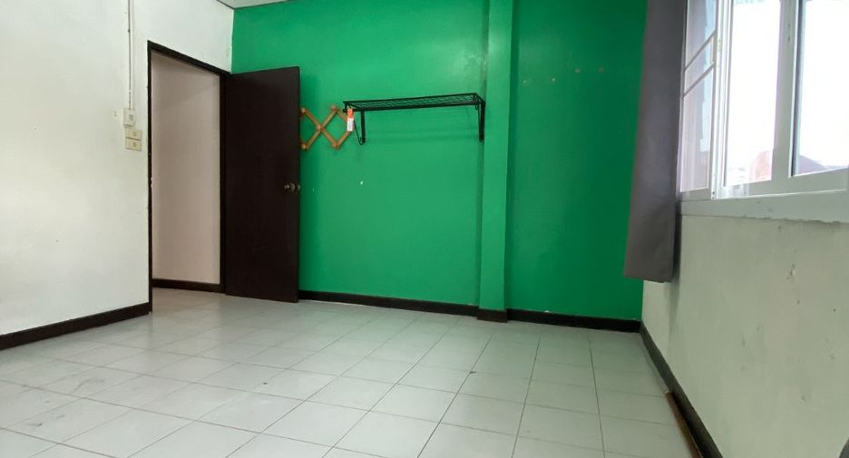 For sale 4 bedrooms townhouse in Bang Kapi, Bangkok