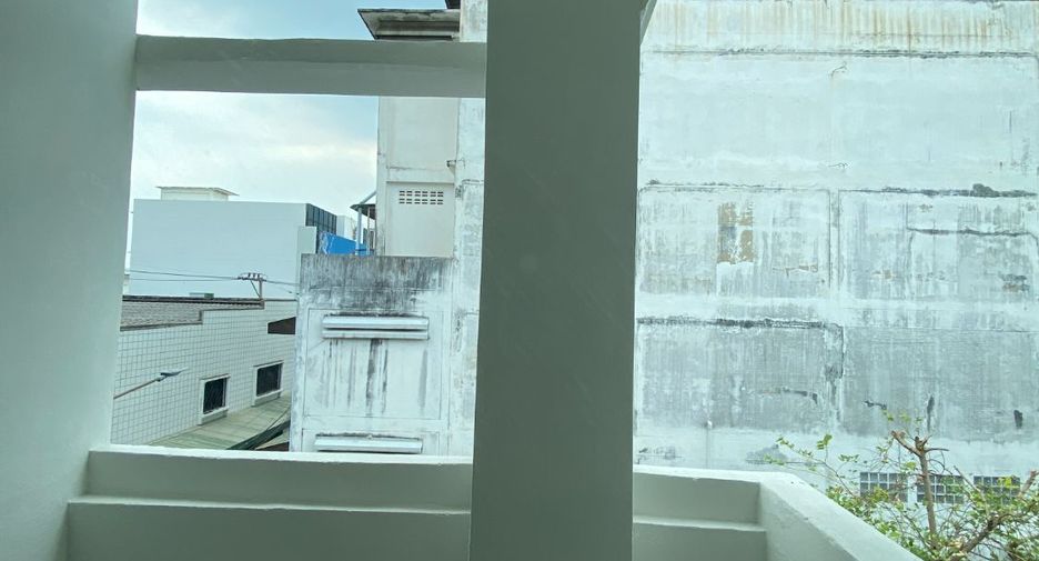 For sale 4 bedrooms townhouse in Bang Kapi, Bangkok