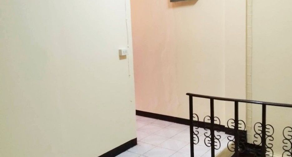 Casa adosada en venta de 3 habitaciones en Bang Khun Thian, Bangkok
