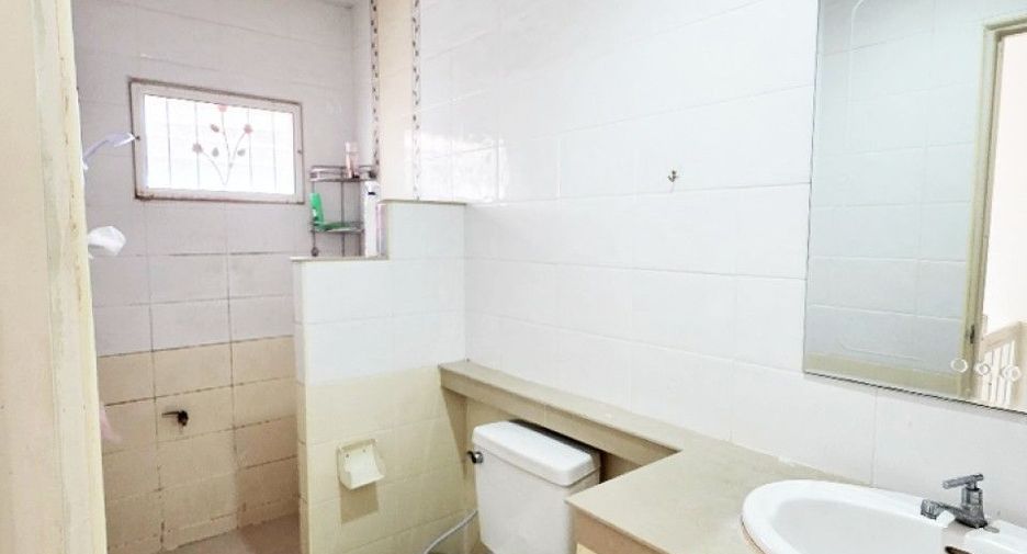 Casa adosada en venta de 3 habitaciones en Bang Khun Thian, Bangkok