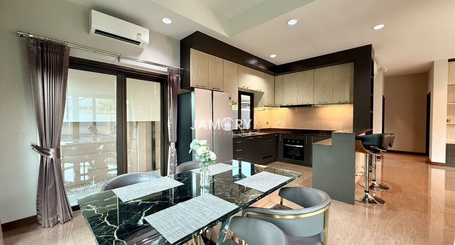 For rent 3 bedrooms villa in Huay Yai, Pattaya