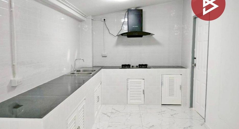 Продажа 3 спальни дом в Ban Bueng, Чонбури