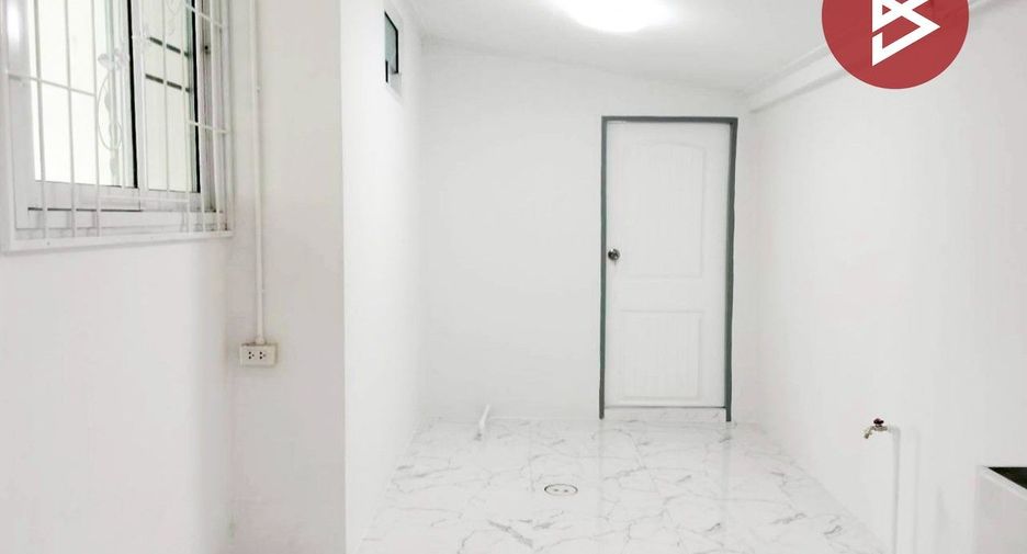 Продажа 3 спальни дом в Ban Bueng, Чонбури