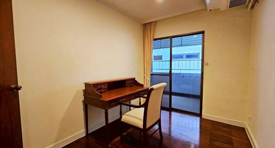 For rent 3 bedrooms apartment in Khlong Toei, Bangkok