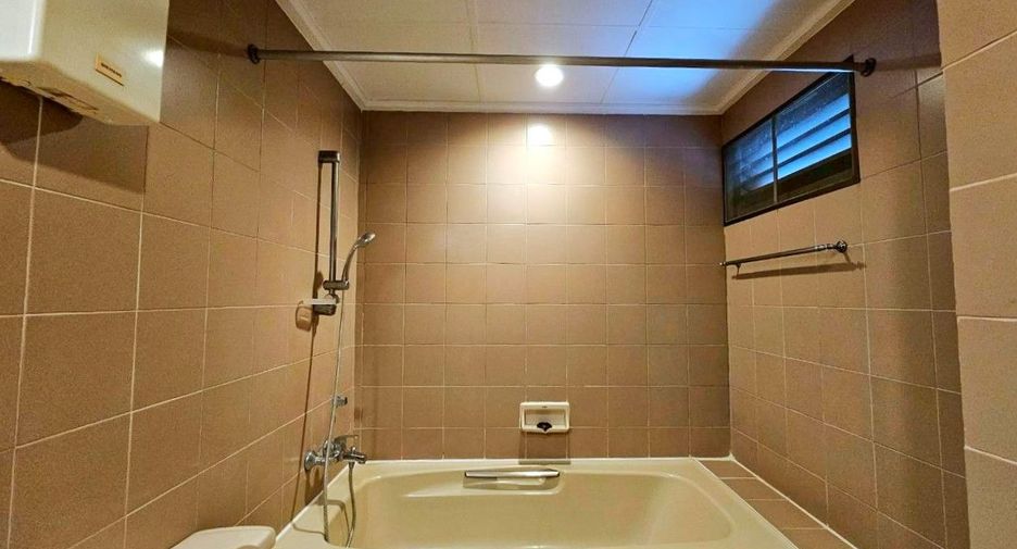 For rent 3 bedrooms apartment in Khlong Toei, Bangkok