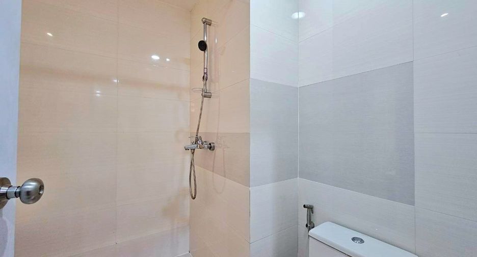 Apartamento con servicios en alquiler de 2 habitaciones en Khlong Toei, Bangkok