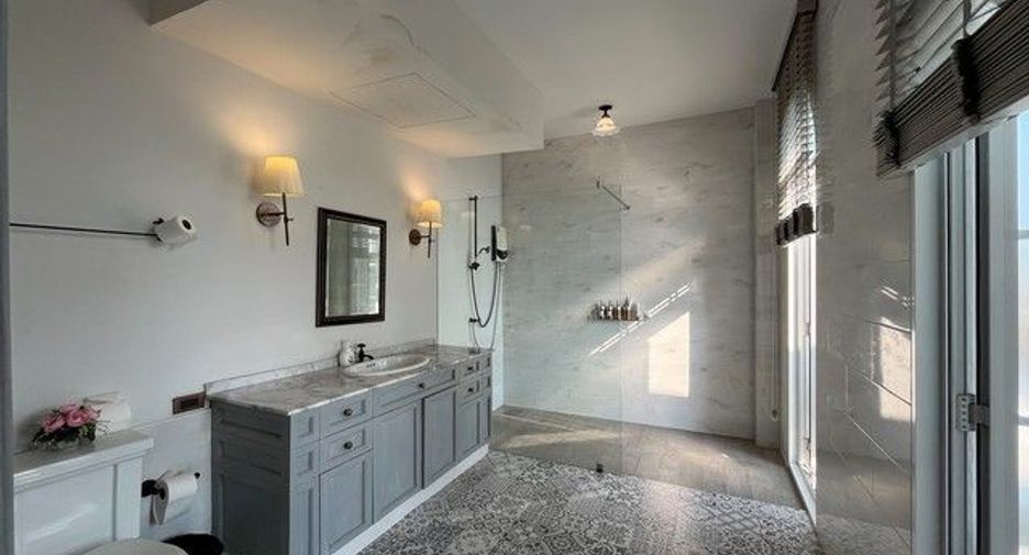 Casa en alquiler y en venta de 3 habitaciones en Min Buri, Bangkok