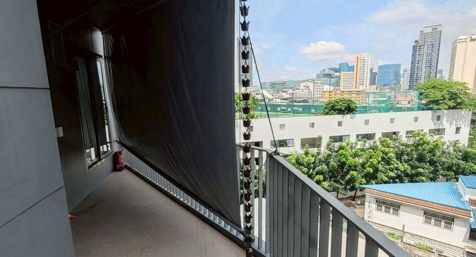 For sale 3 bedrooms condo in Khlong Toei, Bangkok