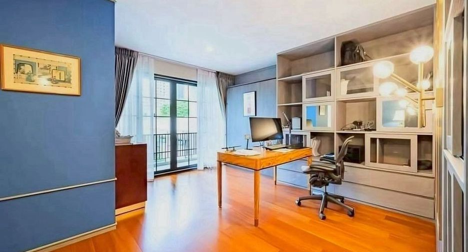 For rent 4 bedrooms townhouse in Watthana, Bangkok