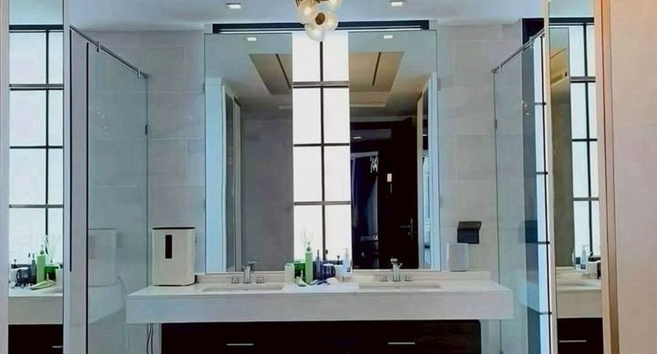 For rent 4 bedrooms townhouse in Watthana, Bangkok