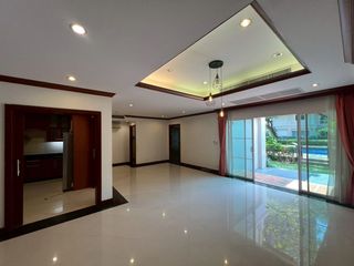 Haus zur Miete mit 4 Zimmer in Watthana, Bangkok