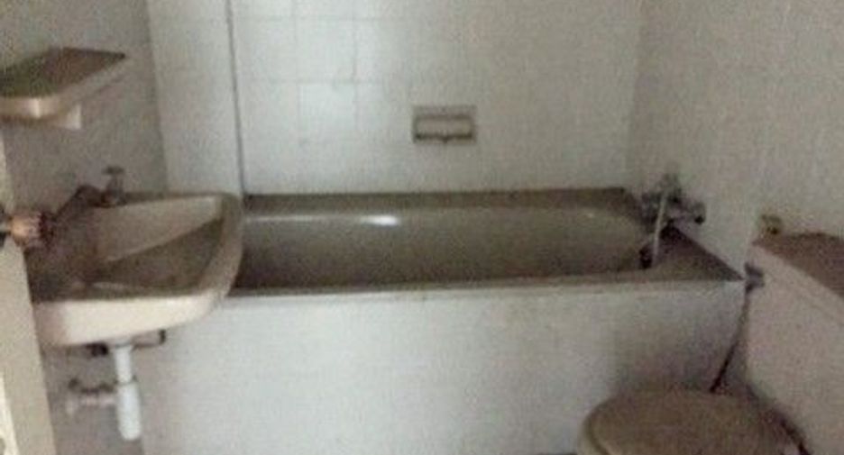 À vendre 1 chambre maison de ville à Chae Hom, Lampang