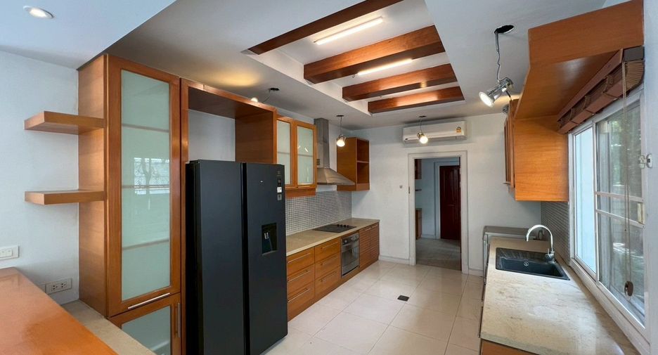 Haus zur Miete mit 4 Zimmer in Khlong Toei, Bangkok