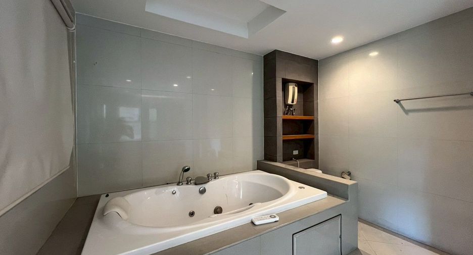 Haus zur Miete mit 4 Zimmer in Khlong Toei, Bangkok
