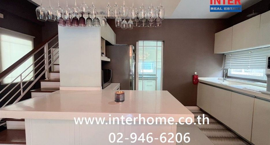 For sale 3 bedrooms house in Bang Kapi, Bangkok