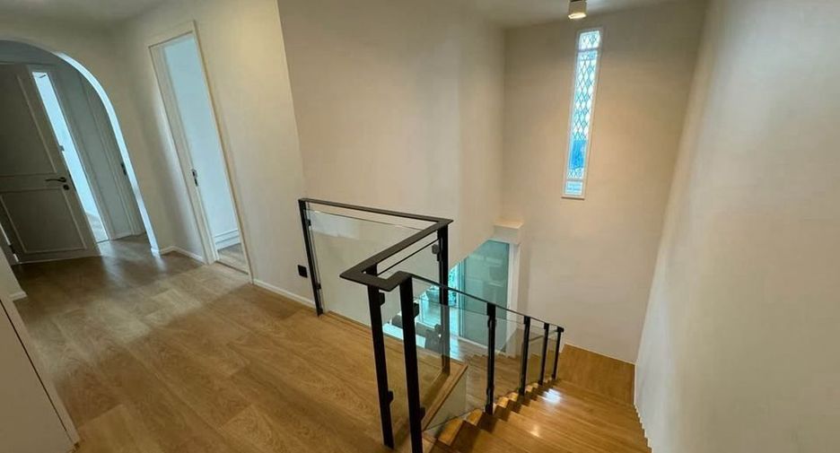 For rent 4 bedrooms condo in Yan Nawa, Bangkok