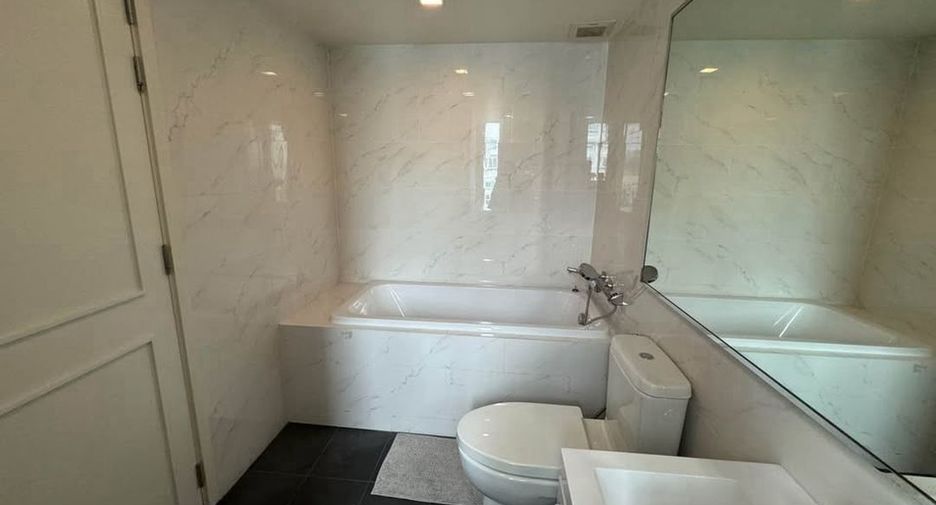 For rent 4 bedrooms condo in Yan Nawa, Bangkok