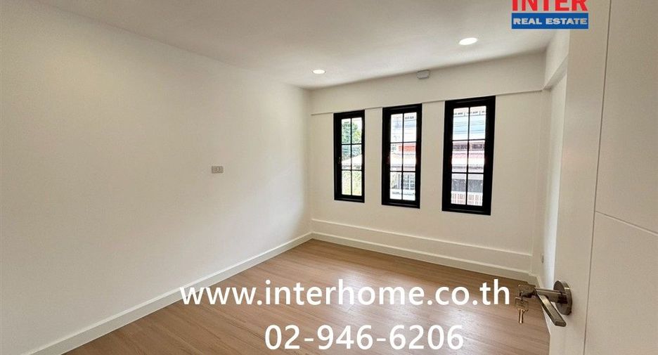 Casa adosada en venta de 4 habitaciones en Bang Sue, Bangkok