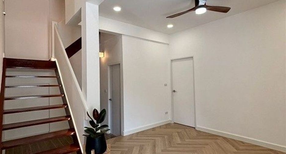 Casa adosada en venta de 4 habitaciones en Bang Sue, Bangkok