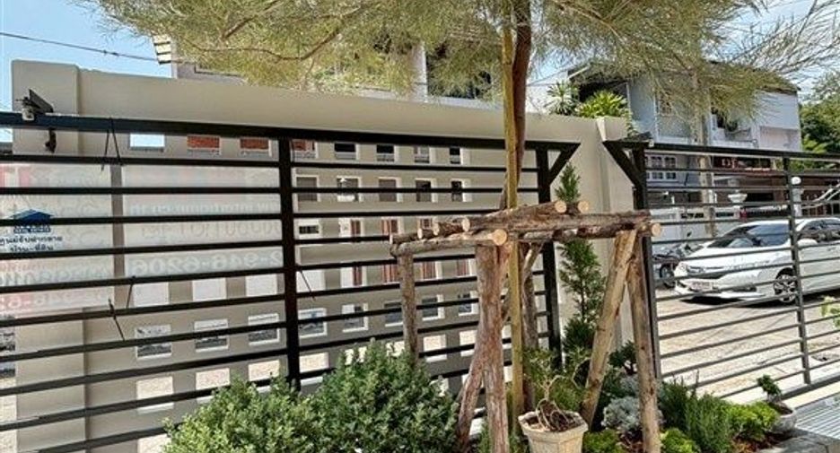 Casa adosada en venta de 4 habitaciones en Bang Sue, Bangkok