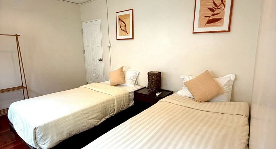 For rent 5 bedrooms townhouse in Khlong Toei, Bangkok